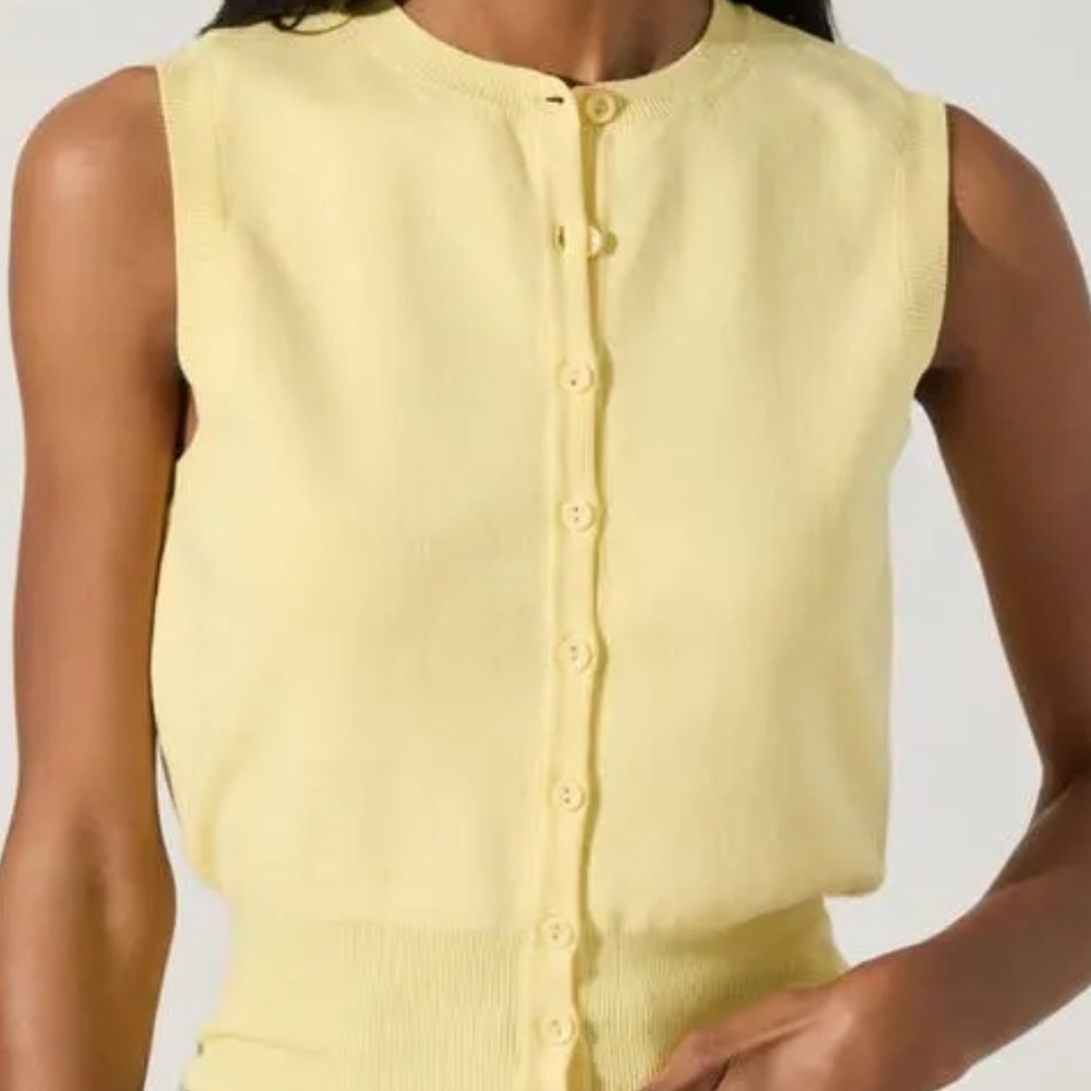Astr Lemon Sleeveless Button-Up Tank Top
